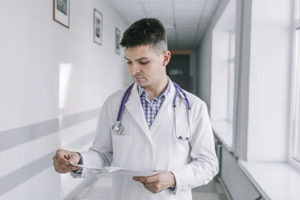 Visual representation of the legal distinctions between online and paper medical certificates.